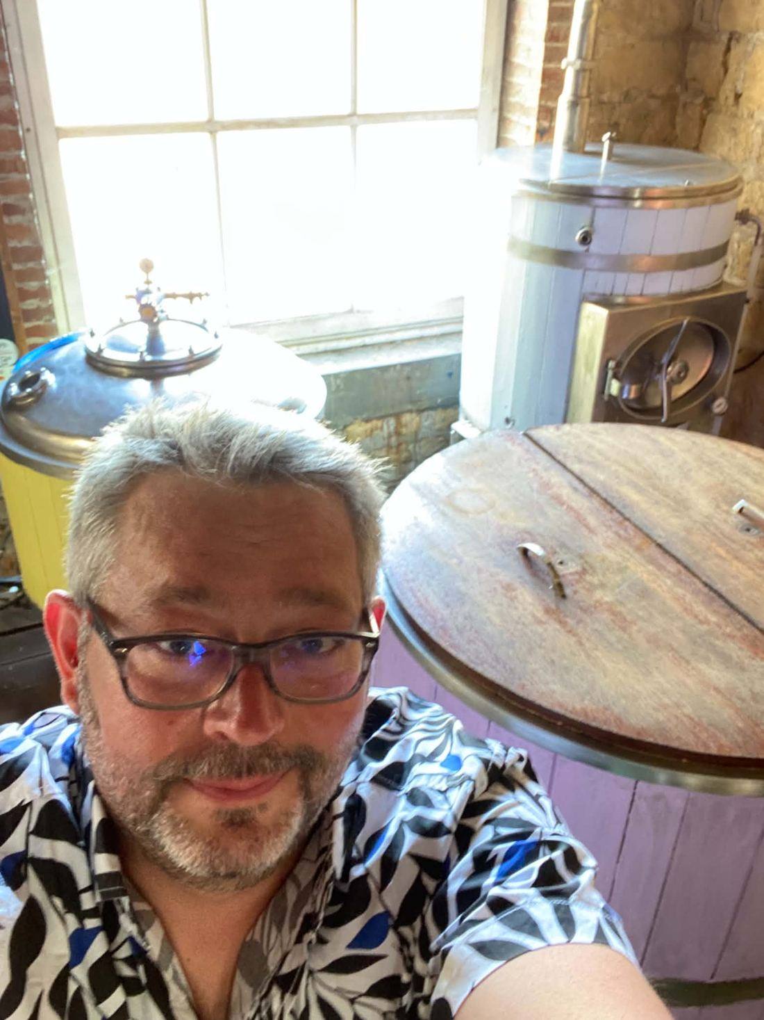 Sébastien Montani, genannt Babass, vor den Kesseln seiner Brauerei