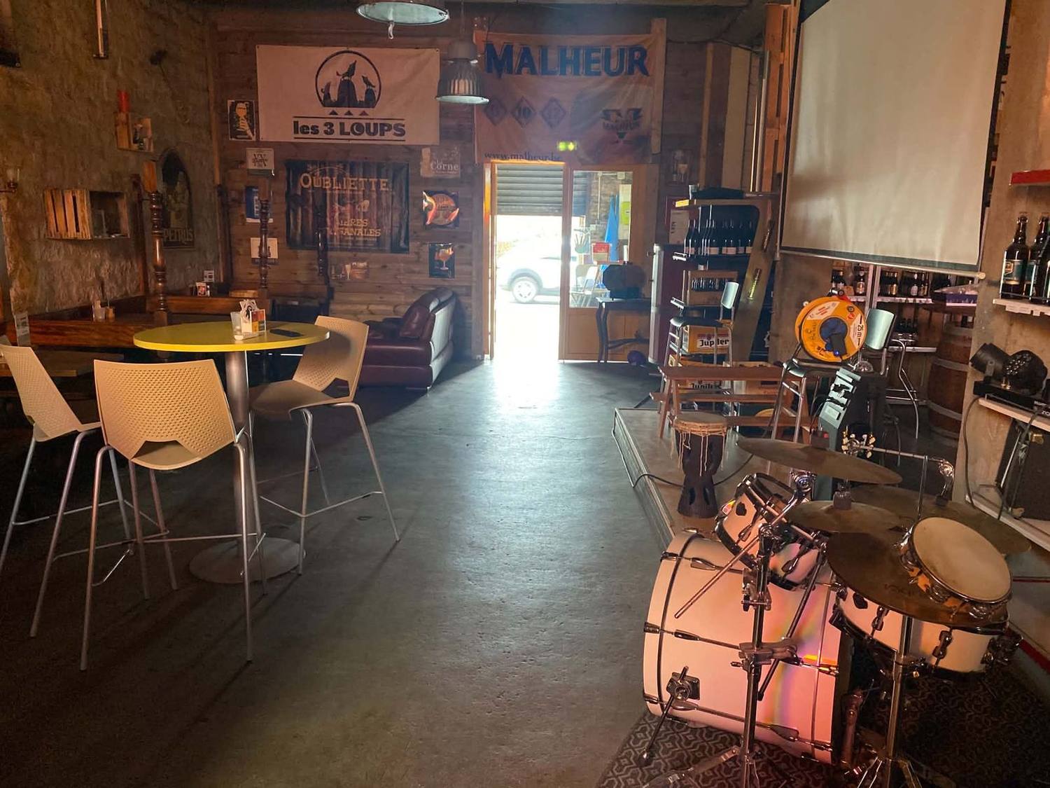 Die Bierregale im L'Entre Deux, mehrere hundert Sorten