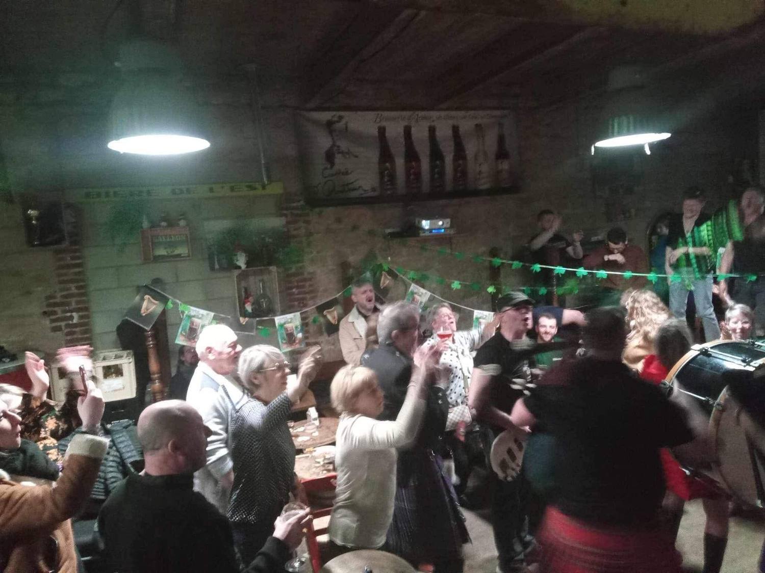 Das Publikum bei Nacht vor der Außenbühne